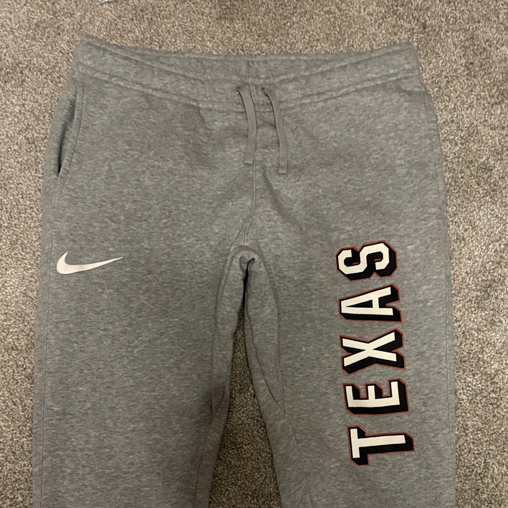 Nike Men’s University of Texas Longhorns Club Fleece On-Field Gray Jogger Pants